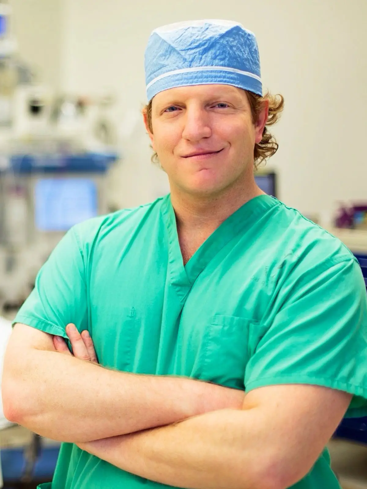 Dr. Jeffrey Monash, MD, FACS, CWSP, leading wound care and bariatric surgery specialist, in his Tucson, Arizona clinic. Founder of Wound Center of Tucson and Tucson Bariatric, providing expert care in hyperbaric oxygen therapy, diabetic ulcer treatment, and minimally invasive bariatric procedures.